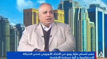 تراجع الدولار.. خبير اقتصادي يكشف أسباب صعود أسعار الذهب والسلع عالميًا